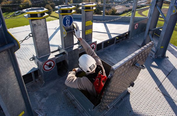 Formation travaux en hauteur éolienne – accès sécurisé au mât avec harnais et équipements de protection individuelle